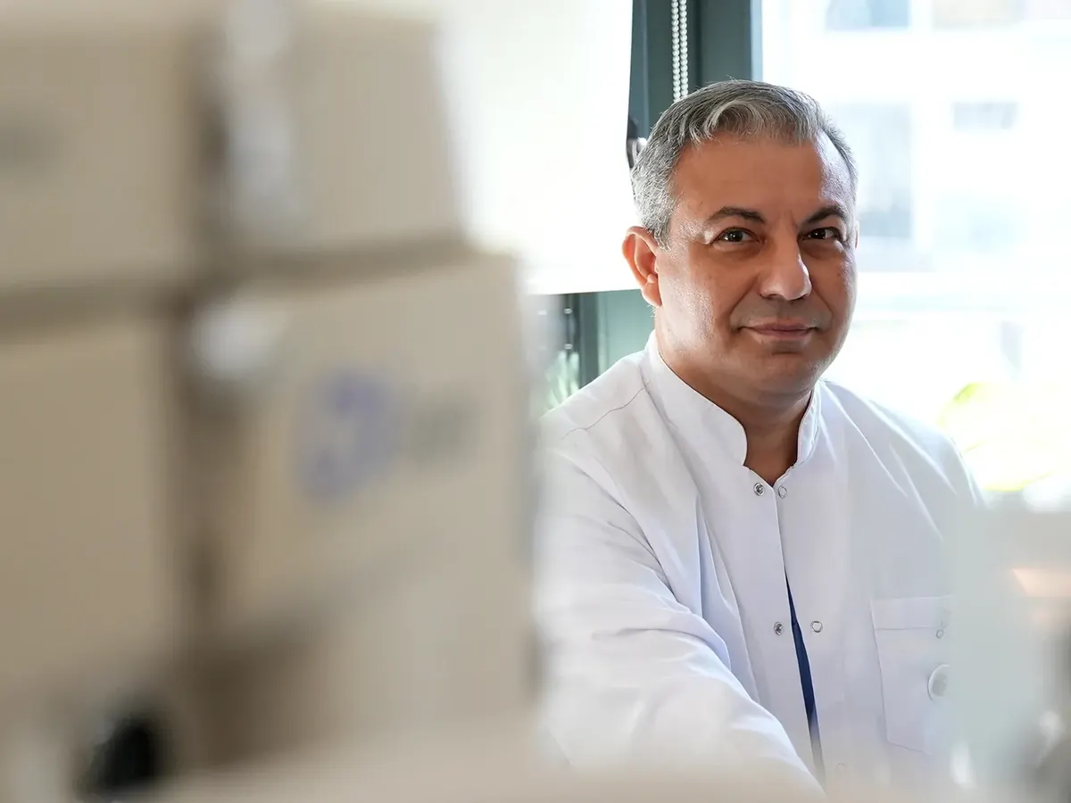 Op. Dr. Murat Ün muayenehanede