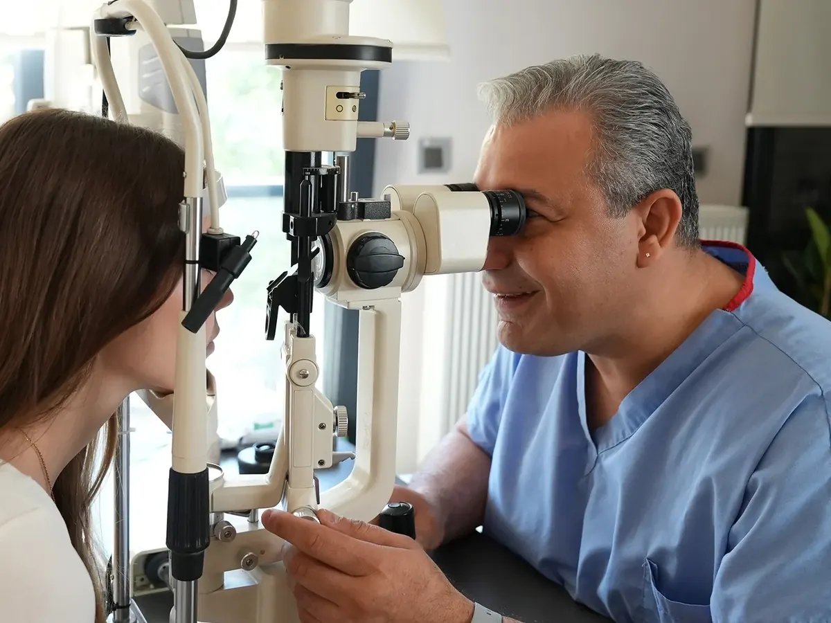 Op. Dr. Murat Ün ile göz muayenesi